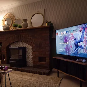 4-bed Cotswold Getaway With Hot Tub & Gaming Holiday home